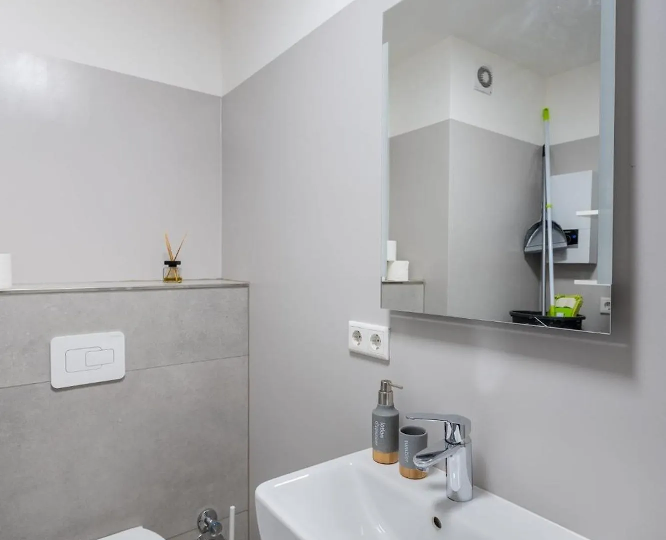 2Bedroom Apartment In Dusseldorf - Near Messe